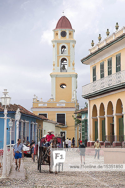Straßenszene auf der Plaza Mayor mit der Kirche St. Francis im Hintergrund  Trinidad  UNESCO-Weltkulturerbe  Kuba  Westindien  Karibik  Mittelamerika