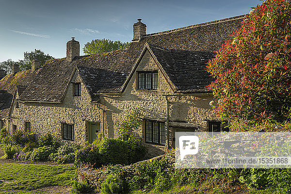 Idyllische Cottages in Arlington Row in dem hübschen Cotswolds-Dorf Bibury  Gloucestershire  England  Vereinigtes Königreich  Europa