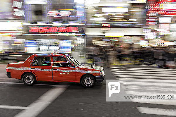 Taxi  das durch die Straßen von Shinjuku  Tokio  Asien  rast