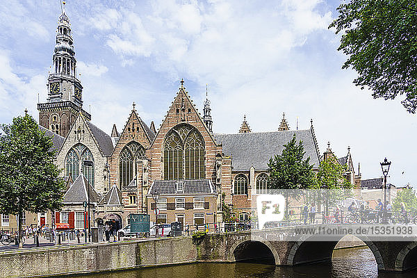Oude Kerk (Alte Kirche)  das älteste Gebäude der Stadt stammt aus dem Jahr 1306  Amsterdam  Nordholland  Niederlande  Europa