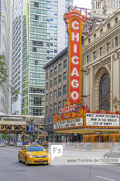 Blick auf das Chicago Theatre und den Verkehr auf der North State Street  Chicago  Illinois  Vereinigte Staaten von Amerika  Nordamerika