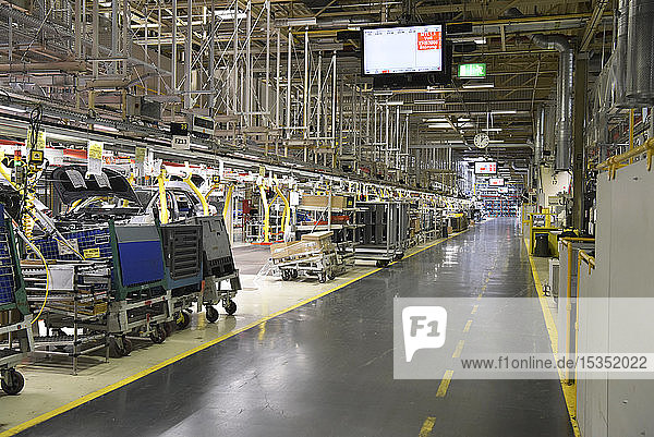 Moderne automatisierte Autoproduktion in einer Fabrik
