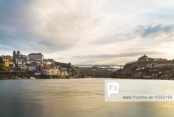 Skyline mit der Kathedrale von Porto und dem Fluss Douro  Porto  Portugal