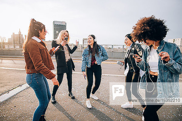 Freunde tanzen auf der Straße zu Smartphone-Musik  Mailand  Italien