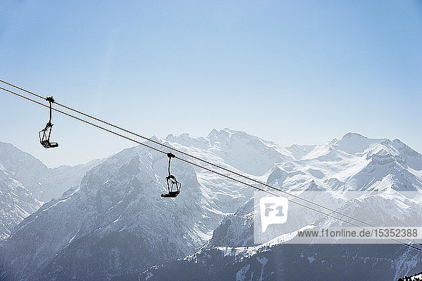 Schneebedeckte Berglandschaft mit Skilift  Alpe-d'Huez  Rhône-Alpes  Frankreich