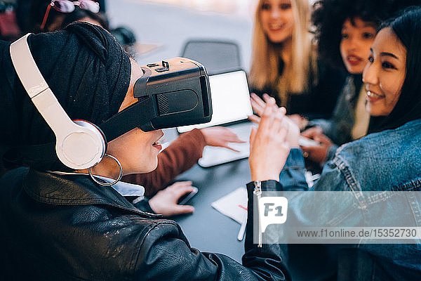 Freunde arbeiten am Virtual-Reality-Projekt im Outdoor-Café in Mailand  Italien