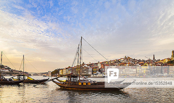 Traditionelle portugiesische Holzfrachtschiffe für den Transport von Portwein auf dem Fluss Douro  Porto  Portugal