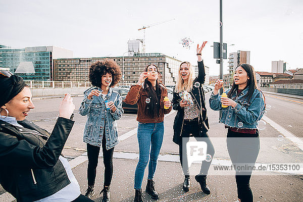Freunde feiern mit Konfetti und Seifenblasen auf der Straße  Mailand  Italien