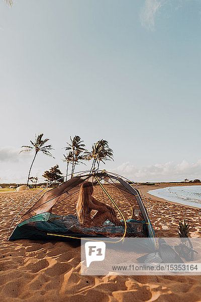Frau im Zelt am Sandstrand  Princeville  Hawaii  USA