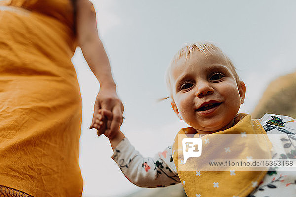 Schwangere Mutter hält Hand des Kleinkindes Tochter  Bildnis mit niedrigem Bildausschnitt  Mineral King  Kalifornien  USA