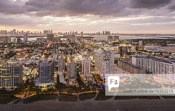 Stadtlandschaft mit Wolkenkratzern in der Abenddämmerung  Luftaufnahme  Miami Beach  Florida  Vereinigte Staaten