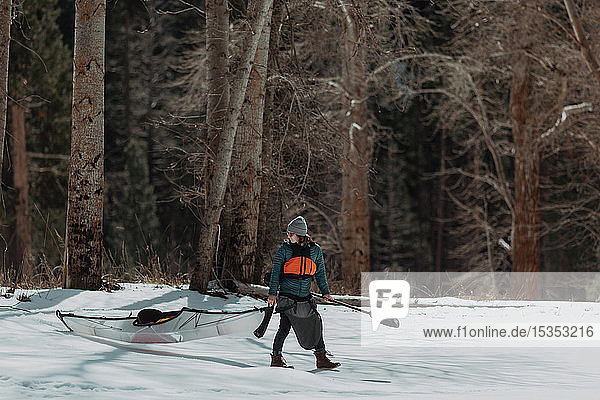 Mann schleppt Kajak über Schnee  Yosemite Village  Kalifornien  Vereinigte Staaten