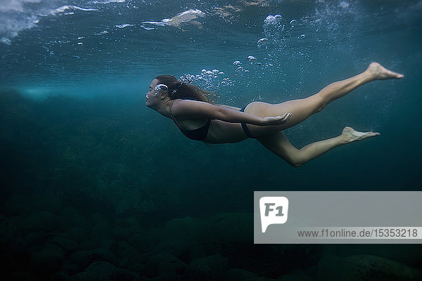 Unter Wasser schwimmende Frau