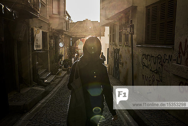 Frau in einer Gasse auf der Straße Karaköy Türkei