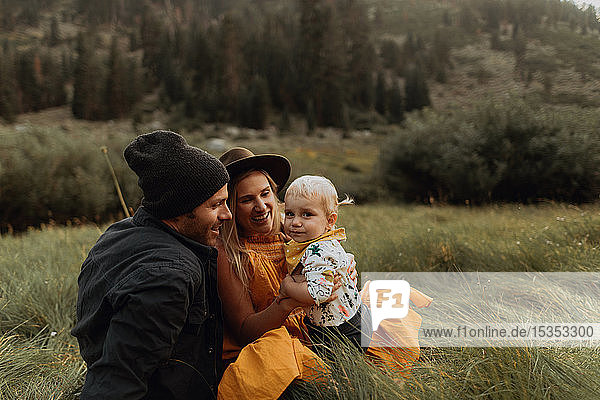 Weibliches Kleinkind mit mittleren erwachsenen Eltern im ländlichen Tal  Porträt  Mineral King  Kalifornien  USA