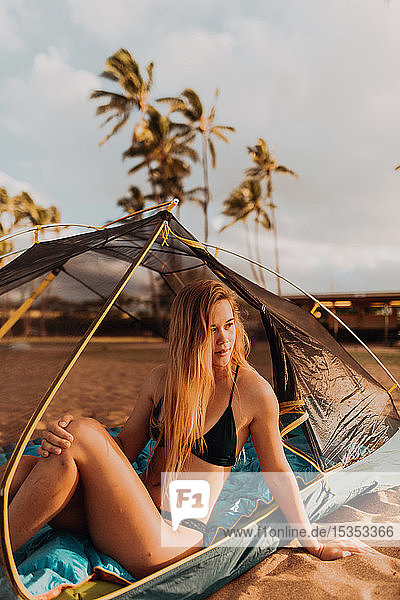 Frau im Zelt am Sandstrand  Princeville  Hawaii  USA