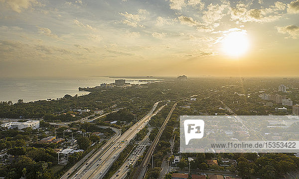 Küstenlinie und Autobahn bei Sonnenuntergang  Luftaufnahme  Miami  Florida  Vereinigte Staaten