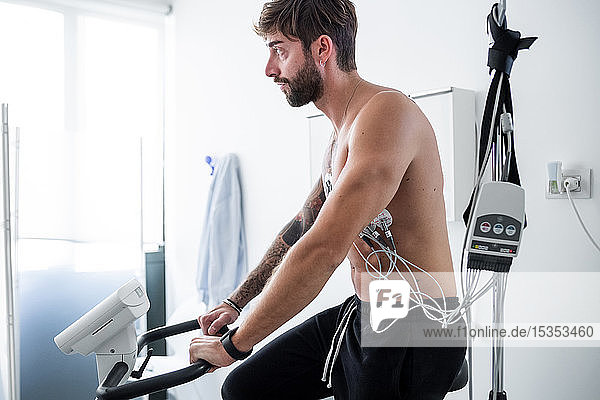 Patient unterzieht sich einem EKG-Test im Sprechzimmer