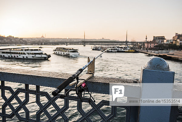 Angelrute  Galata-Brücke  Karaköy  Türkei