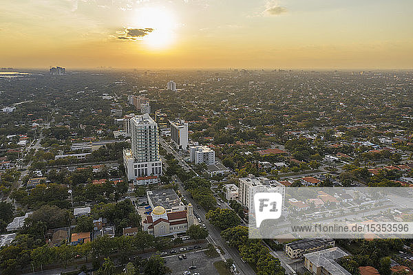 Stadtbild bei Sonnenuntergang  Luftaufnahme  Miami  Florida  Vereinigte Staaten
