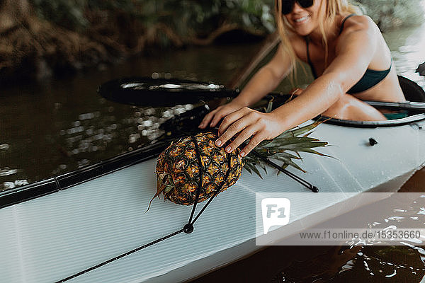 Frau trägt Ananas im Kajak  Princeville  Hawaii  USA