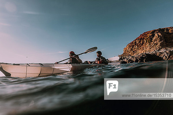 Freunde beim Kajakfahren auf See  Big Sur  Kalifornien  Vereinigte Staaten