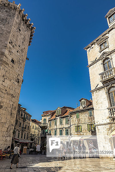 Ansicht eines Teils des oktogonalen venezianischen Turms und des Milesi-Palasts auf dem Fruchtplatz; Split  Kroatien