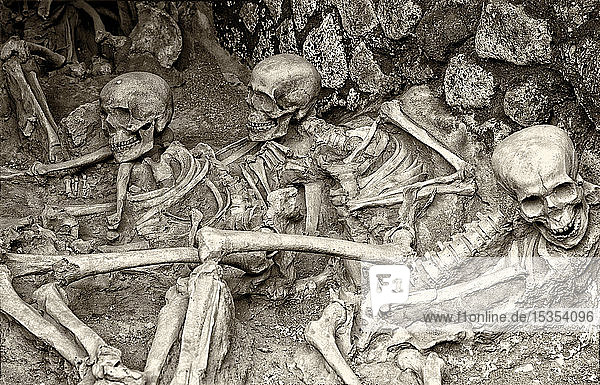 Skelette im Boden; Pompeji  Italien