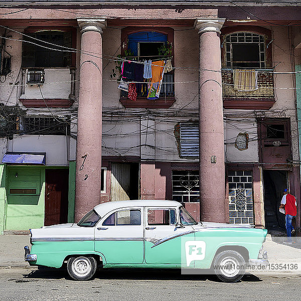 Oldtimer vor einem Wohnhaus geparkt; Havanna  Kuba