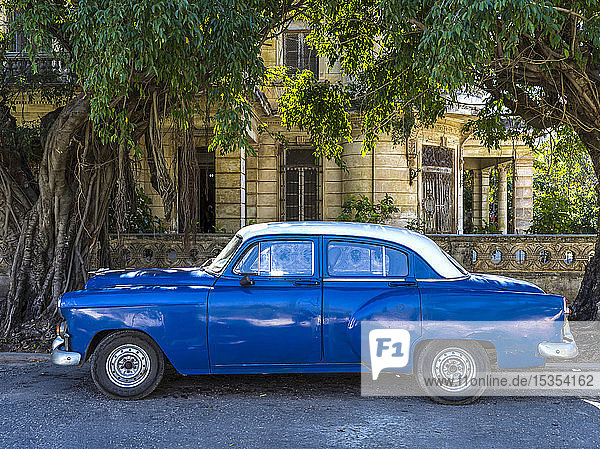 Blauer Oldtimer  geparkt auf der Straße vor einem Haus; Havanna  Kuba