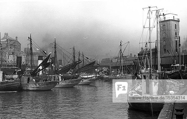 Postkarte um 1900  viktorianische/edwardianische Sozialgeschichte. Ansicht von North Shields Fish Quay mit Fischerbooten und Gebäuden. Niedriges Licht (Leuchtturm) ebenfalls im Blick; North Shields  Tyne and Wear  England