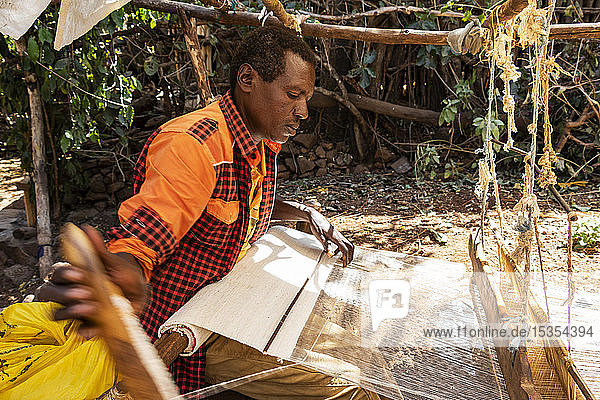 Konso-Mann beim Weben von Stoffen auf seinem Webstuhl; Karat-Konso  Region der südlichen Nationalitäten und Völker  Äthiopien