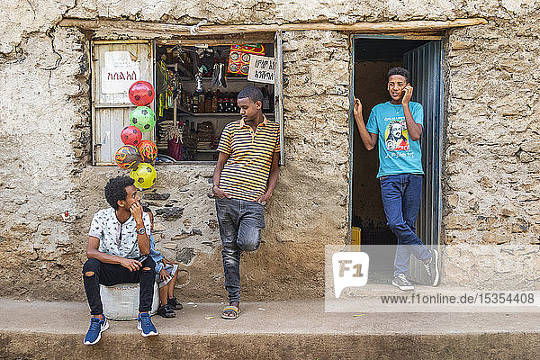 Junge äthiopische Männer vor einem Geschäft; Gondar  Amhara-Region  Äthiopien