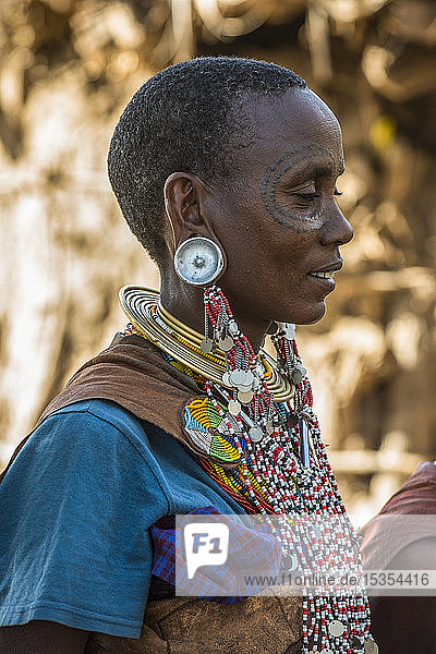 Datoga-Frau mit Gesichtstätowierungen und aufwändigem  farbenfrohem Schmuck  in der Nähe des Eyasi-Sees; Tansania