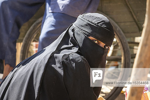 Eritreische Frau im Niqab auf dem Freiluftmarkt; Keren  Region Anseba  Eritrea
