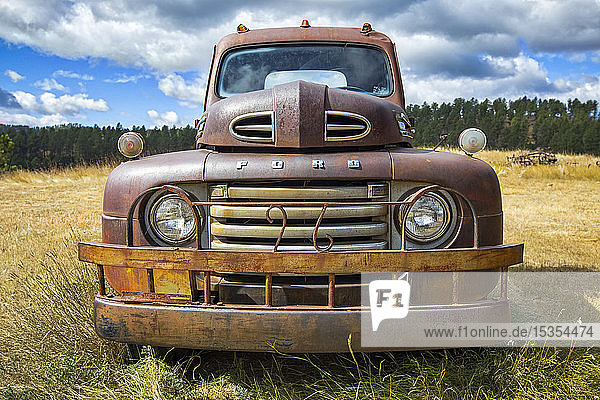 Alter verrosteter Pickup-Truck auf einem Feld; Colorado  Vereinigte Staaten von Amerika
