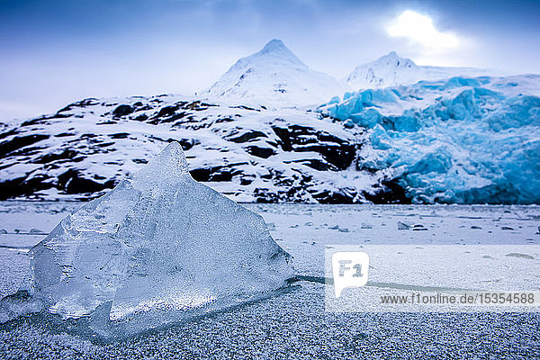 Gefrorener Portage-See im Winter mit Portage-Gletscher im Hintergrund  gefrorenes Eis im Vordergrund; Alaska  Vereinigte Staaten von Amerika