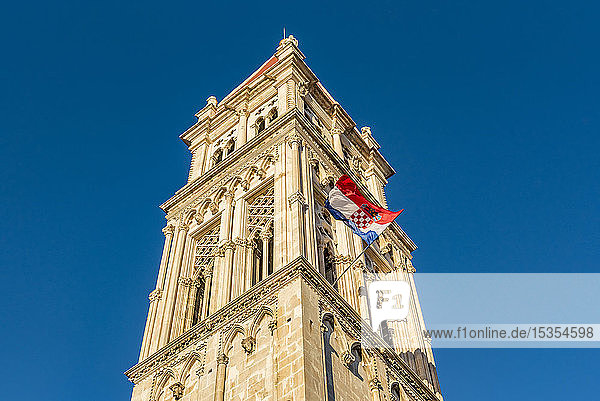 Glockenturm der Kathedrale von Trogir  oder Kathedrale des Heiligen Lorenz  in der historischen Stadt Trogir; Trogir  Kroatien