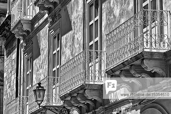 Fassade eines Wohngebäudes mit Balkonen und dekorativer Fassade; Syrakus  Sizilien  Ortigia  Italien