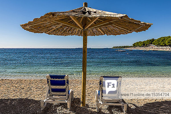 Berühmter  schöner Strand Mala Raduca; Primosten  Kroatien