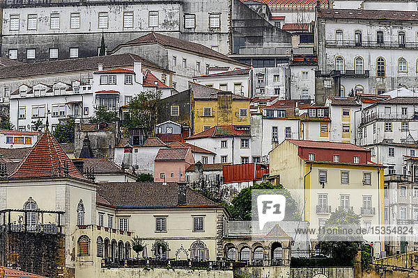 Dicht aneinander gedrängte Gebäude an einem Hang; Coimbra  Portugal