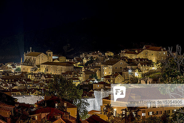 Blick auf die Altstadt bei Nacht; Dubrovnik  Gespanschaft Dubrovnik-Neretva  Kroatien