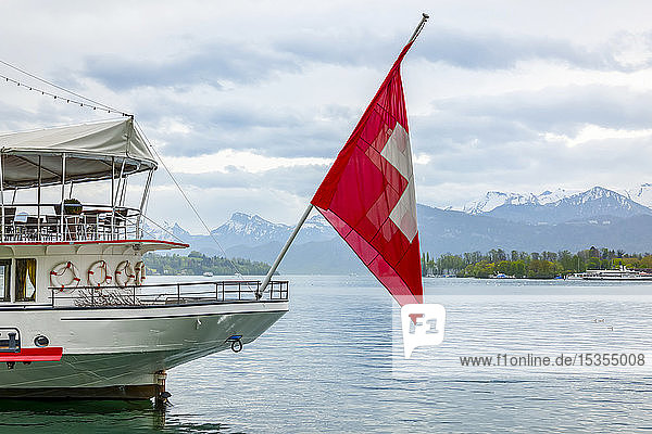 Ausflugsschiff mit Schweizer Flagge auf dem Vierwaldstättersee; Luzern  Luzern  Schweiz