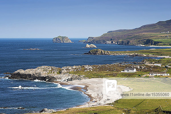Strand und Klippen entlang der irischen Küste; Irland