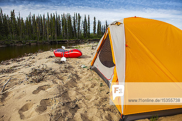 Zelt und Packraft am Sandstrand des Charley River an einem sonnigen Tag  Yukonâ€ Charley Rivers National Preserve; Alaska  Vereinigte Staaten von Amerika