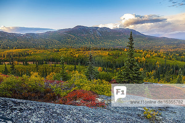 Blick vom Kesugi Ridge Trail im Herbst  Denali State Park; Alaska  Vereinigte Staaten von Amerika
