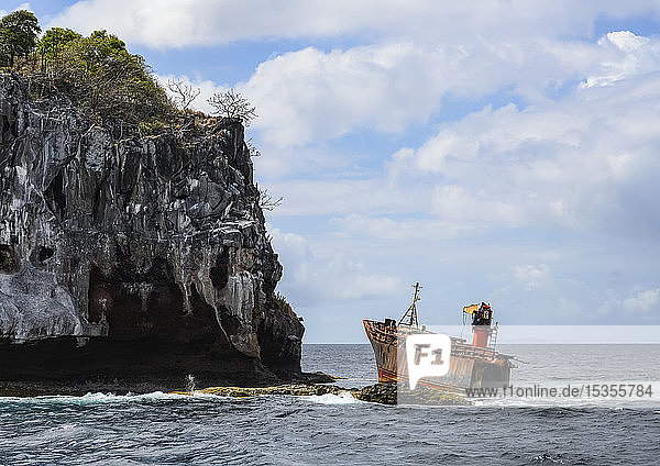 Schiffswrack vor der Insel St. Vincent in der Karibik; St. Vincent und die Grenadinen