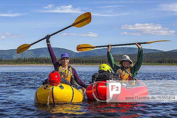 Zwei Frauen feiern das Ende einer erfolgreichen Packraft-Tour auf dem Yukon River  Yukonâ€ Charley Rivers National Preserve; Alaska  Vereinigte Staaten von Amerika