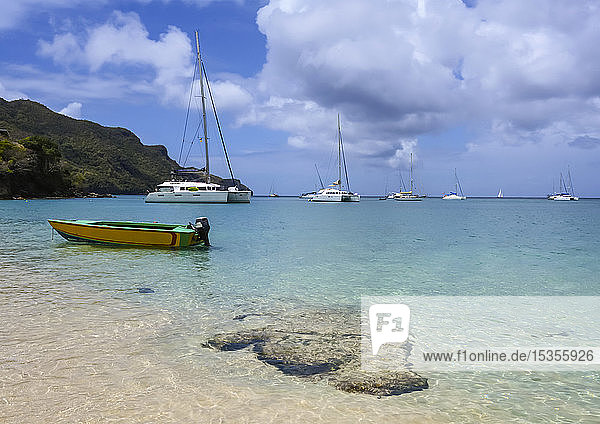 Boot und Katamaran vor dem Princess Margaret Beach  Bequia  nahe St. Vincent; St. Vincent und die Grenadinen