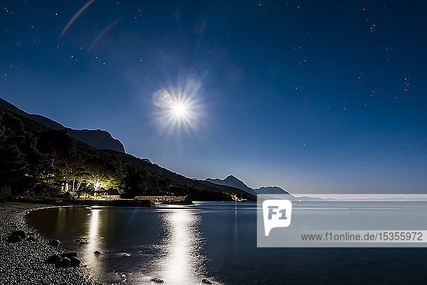 Makarska Riviera bei Nacht mit hellem Mondlicht  das das ruhige Wasser entlang der Küste beleuchtet; Dalmatien  Kroatien